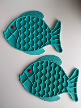 2 pieces • Teal Fish-Shaped Silicone Slow Feeder Mat for Pets •